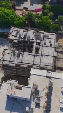 Kalabalık bir bina projesinde yoğun bir gün..