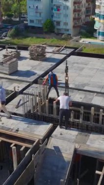 Bina faaliyetlerinin çeşitli bir sahnesi.