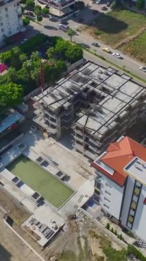 İlerleme ve işçiliğin canlı bir sahnesi.