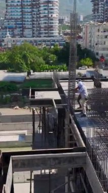 Yetenekli inşaat faaliyetlerinin hareketli ve yoğun bir sahnesi..