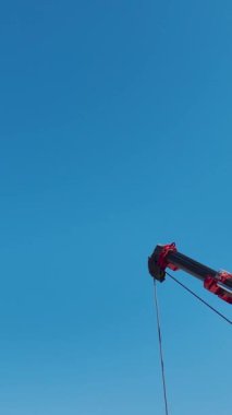 Çeşitli bina görevlerini gösteren canlı bir sahne.