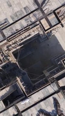 İlerleme ve hassasiyet gösteren canlı bir sahne..