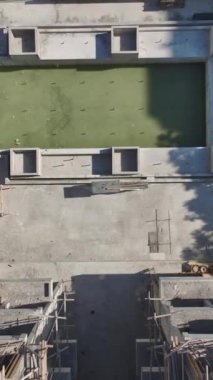 Çeşitli bina faaliyetlerinin dinamik bir sahnesi.