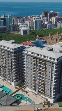 Bir çalışma alanında dinamik ve hareketli bir sahne.