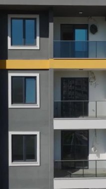 Yetenekli bir takım çalışması ile canlı bir inşaat sahnesi.