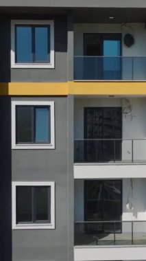 Hareketli bir inşaat alanı hassasiyet gösteriyor..