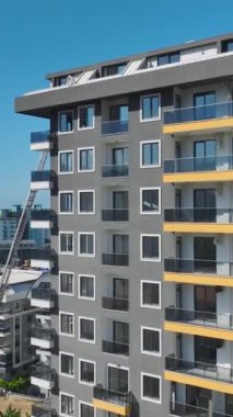 Çeşitli görevleri olan hareketli bir inşaat alanı.
