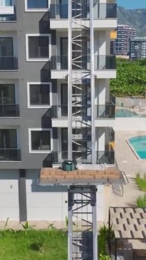 Canlı ve detaylı bir inşaat sahnesi..