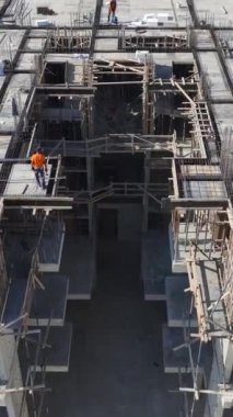 Hareketli ve yetenekli bir inşa süreci.