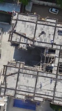 Hareketli ve çeşitli bir inşaat sahnesi.