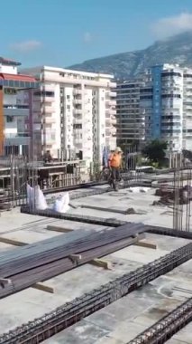 Canlı ve dinamik bir inşa süreci.