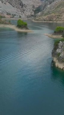 Su kenarında canlı ve nefes kesici bir gün..