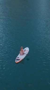 Suda canlı ve sakin bir deneyim..