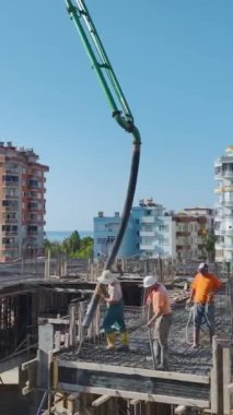 Hareketli bir inşaat sahnesi.