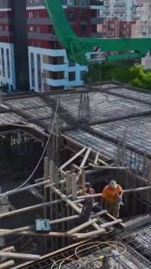 Takım çalışmasını ve hassasiyetini gösteren canlı bir süreç.