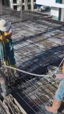 Yoğun bir şantiyede dinamik bir gün.