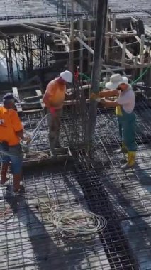 Hareketli bir inşaat sahnesinin detaylı bir görüntüsü.