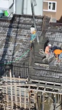 İnşaat faaliyetleriyle dolu hareketli bir sahne.