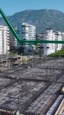 Hareketli bir şantiye sergilenen takım çalışması.