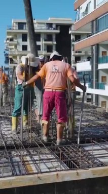 İlerleme ve hassasiyetin hareketli bir sahnesi.