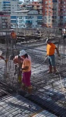 Hareketli ve organize bir inşaat ortamı.