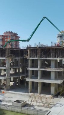 Takım çalışmasının ve ilerlemenin hareketli bir sahnesi.