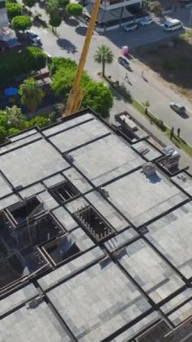 Dinamik bir çalışma alanına yüksek katlı vinç kurulumu.