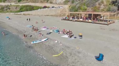 Huzurlu ve ferahlatıcı bir sahil anı.