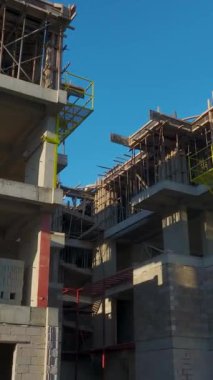 Meşgul işçiler ve makinelerle aktif inşaat sahası.