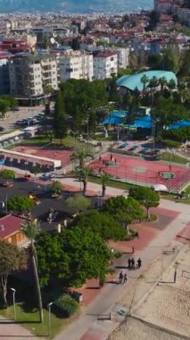 Deniz kenarında canlı manzaralı güzel spor alanları..