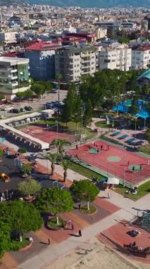 Parlak sahil kenarındaki manzaralı spor tesisleri.