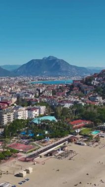 Parlak kum ve suyla dolu canlı bir şehir plajı..