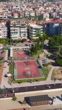 Spor faaliyetleri için huzurlu bir kıyı sahası.