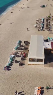 El değmemiş kumsalda huzurlu bir dinlenme..