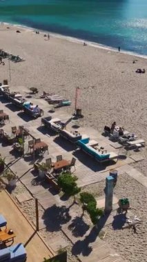 Deniz kenarında sakin ve güzel bir sahil kulübü..