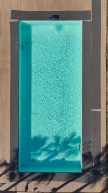 Deniz kenarında sakin ve güzel bir sahil kulübü..