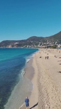 Sıcak bir sahilde rahatlatıcı bir atmosfer..
