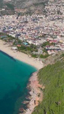 Güneşli bir sahil günü, sakin denizin tadını çıkaran insanlarla..