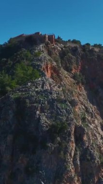 Bir tepenin üstünde sakin, tarihi bir yer..