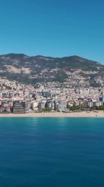 Bir sahil şehrinin çarpıcı hava manzarası..