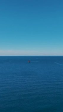 Canlı suları olan sakin bir deniz manzarası..