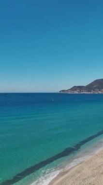 Parlak deniz ve berrak gökyüzü manzaralı bir gemi.