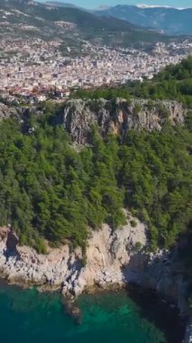 Kayalıklı ve kayalıklı güzel sahil manzarası.