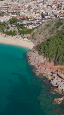 Uçurumların ve kumsalın resimli manzarası..