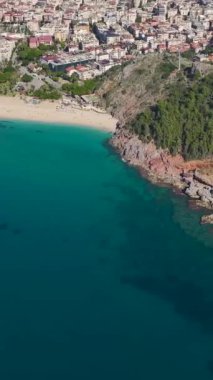 Hareketli manzaralı sakin bir kayalık plaj..