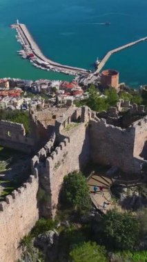 Panoramik manzaralı görkemli bir kale..