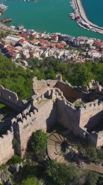 Nefes kesici manzaralı eski bir kale..