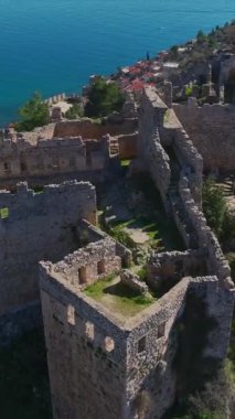 Manzaralı kentsel ve kıyı manzaralı bir dönüm noktası.