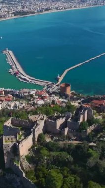 Canlı manzaralı tarihi bir yer..