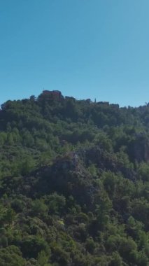 Nefes kesici manzaralı eski bir kale..